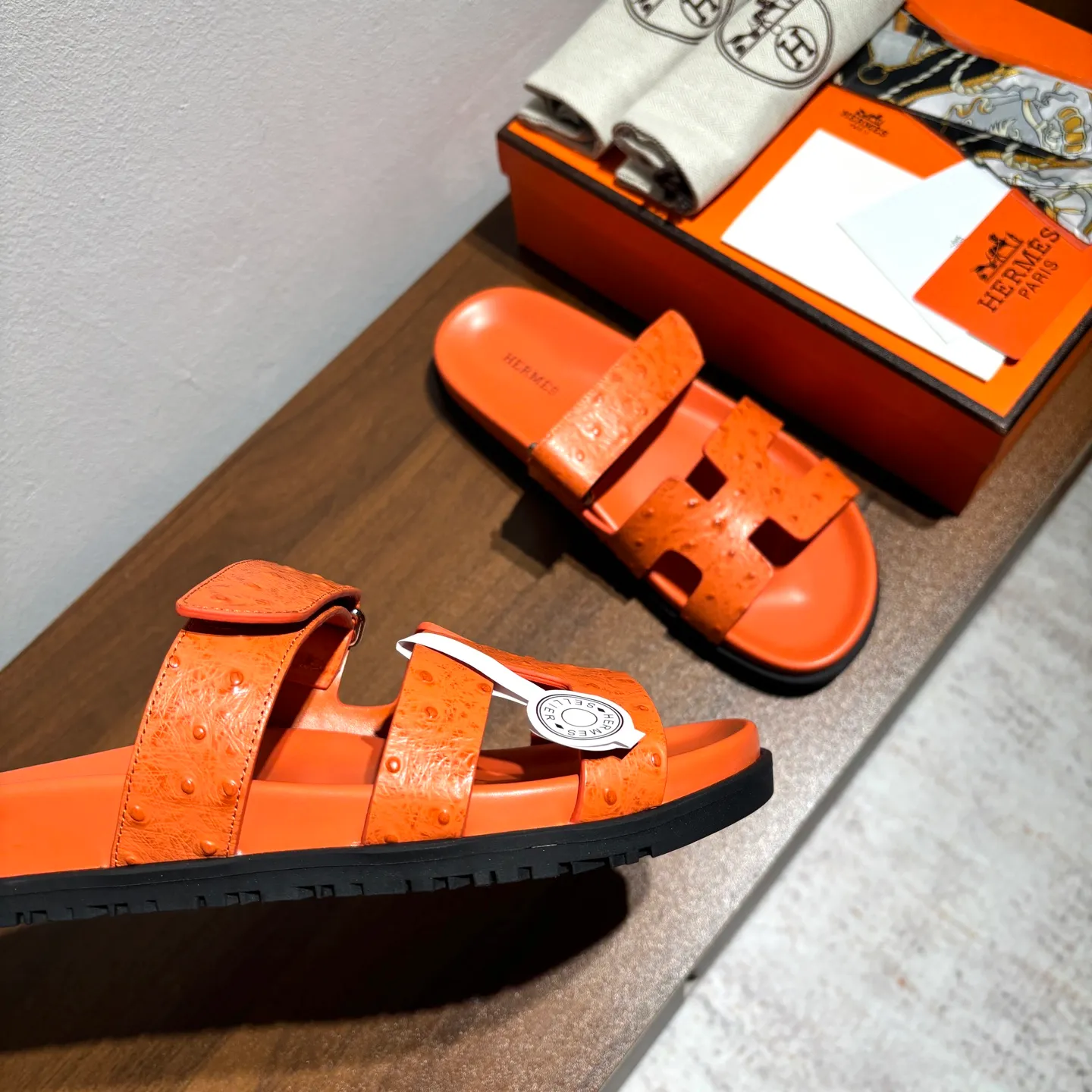 👟👟Ex-factory price 520👟👟 Men's size +10 Brand💗: HERMES Number💗: H8018-210199 Color💗: Ostrich pattern new color system Size 💗: 35 to 40 38-45 Upper material: imported calfskin Outsole material: Tpu anti-slip and wear-resistant outsole 🆕🆕🆕HERMES 2025 latest color matching, original purchased and dismantled, imported custom fabrics. All colors have been adjusted N times, striving to be zero different from the original! The top version for women 💰 Erjie's shoes that have become extremely popular recently - chypre sandals, which are comfortable for all ages and are cute and cute. Paired with various colored socks, it’s so trendy